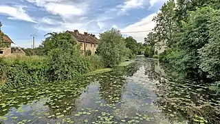 Le canal d'amenée des anciennes forges.