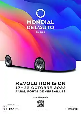 Affiche du salon de l'automobile de Paris : le Mondial de l'Auto 2022. Avec sa voiture couverte d'un voile coloré laissant apercevoir une silhouette de voiture révolutionnaire, comme l'indique aussi le slogan "Revolution is on", le Mondial de l'Auto se positionne comme celui du futur de l'automobile.