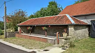 Fontaine-lavoir au centre du village.