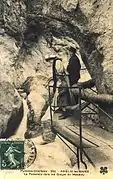 Touristes visitant les gorges du Mondony (XIXe siècle)