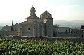 Monastère de Poblet au milieu des vignes.