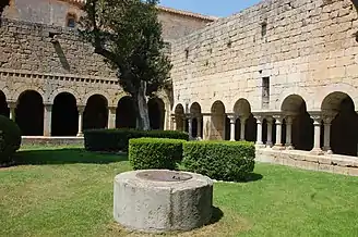 Les galeries septentrionale et orientale du cloître.