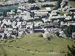 Gros plan sur le village du Monêtier-les-Bains.