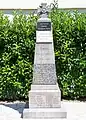 Le monument aux morts dans le cimetière près de l'église Saint-Jean (juil. 2009).