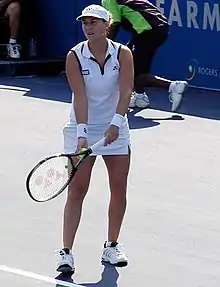 Photo de Seles en 2001 pendant l'Open du Canada. Elle est au service. Elle porte une tenue et une casquette blanches.