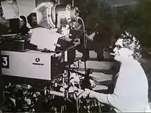 Photo noir et blanc , plan américain de profil de Monique Créteur à la caméra de plateau de France 3  le 9 novembre 1974 lors de la captation d'Ubu roi France 3.
