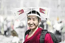 Une personne portant un chapeau parapluie.