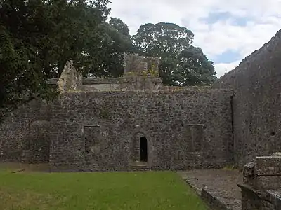 Photographie d'un bâtiment à moitié ruiné.