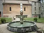 La fontaine avec une statue de la Vierge à l'enfant, au milieu du cloître.