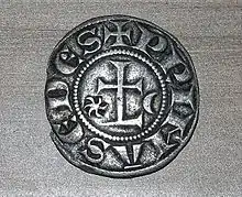 Photo d'une pièce de monnaie avec une croix en son centre