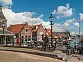 Sculpture du moine sur le pont près De Waag.