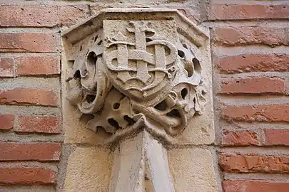 Monogramme du Christ au-dessus de la porte.