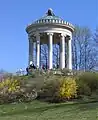 Gloriette de l'Englischer Garten à Munich, se présentant sous la forme d'un temple monoptère à colonnes ioniques