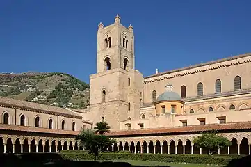 Le cloître et la tour sud