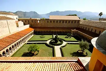 Le cloître vu de la cathédrale