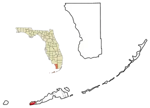 En taille réduite dans la partie supérieure gauche de l'image, la localisation du comté de Monroe (en orange) dans l'État de Floride (en jaune) ; agrandie dans le reste de l'image, celle de son siège Key West (en rouge) par rapport au comté (en blanc).