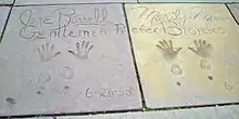 Les empreintes de J. Russell et M. Monroe au Grauman's Chinese Theatre (2011).