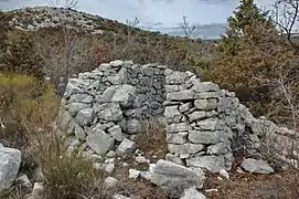 Haut-Mons : petit cabanon en forme de cabane.