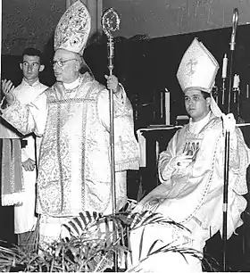 Mgr Carlos Duarte Costa (à gauche), à Panama, consacre l'évêque Mgr Castillo Mendez (à droite).
