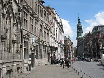 Au fond de la Grand-Place, le début de la rue de Nimy et l'église Sainte-Élisabeth