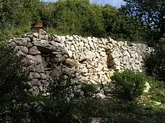 Mur-rucher en pierre sèche des Louquiers à Mons (Var).
