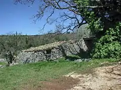 Bergerie en pierre sèche et à toiture à une seule pente, couverte de tuiles canal, aux Blaquières à Mons, dans le Var