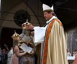 Monseigneur Jean-Marie Le Vert (évêque de Quimper et Léon) couronnant Sainte-Anne.