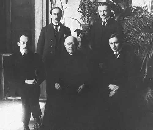 Monseigneur Louis Duchesne et des élèves en avril 1917, Barthélemy Pocquet du Haut-Jussé est en haut à gauche.