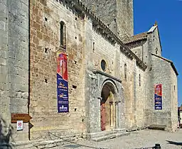 Façade sud avec deux rangs de pierres au pied du mur