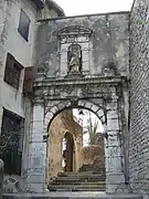 Porte sur la montée avec une statue de Saint François de Sales