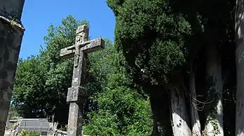 Monument d'un Christ en croix sculpté dans la pierre dans le cimetière.