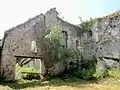 Mur nord du logis (au milieu) et courtine (à droite).