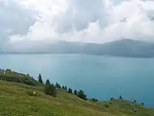 Nuages de retours d'est arrivant d'Italie sur le lac du Mont-Cenis