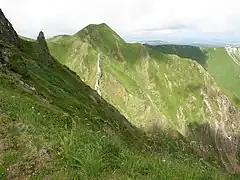 Vue sur le puy Redon, sommet proche du puy de Sancy, au nord-ouest de celui-ci.