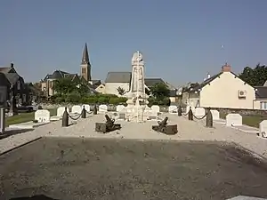 Monument aux morts et carré militaire.