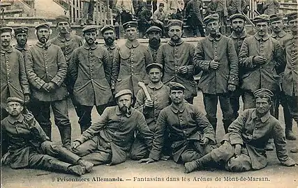 Photo de groupe de fantassins allemands détenus dans les arènes de Mont-de-Marsan en 1914