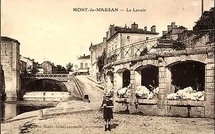 Lavandières au lavoir de la cale de l'abreuvoir, édifié en 1868 à la place d'un ancien abreuvoir permettant aux chevaux et bœufs tirant les galupes de se désaltérer