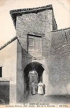 Poterne romane de la rue de la Gourotte. Elle n'était pas une porte de la ville mais donnait accès aux cales de la Midouze. Elle est détruite dans les années 1960 lors de la rénovation du quartier