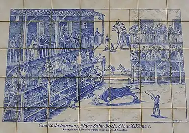 Faïence sur un mur de la place Saint-Roch à Mont-de-Marsan représentant cette même place au XIXe siècle lorsqu'elle accueillait les courses de taureaux espagnoles. Reconstitution réalisée par L.Frontère, d'après un croquis de M.Lansalade.