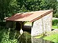 Le lavoir sur une déviation de la Sangle, rue d'Ermenonville.