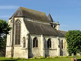 Le chœur flamboyant, et à droite, le croisillon nord du transept d'origine.