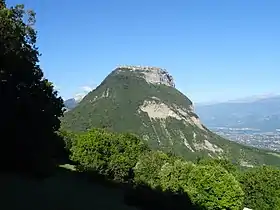 La face ouest du mont Saint-Eynard vue depuis une prairie située sous le mont Rachais.