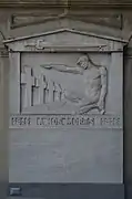 Monument aux morts sur le mur de l'hôtel communal par Alphonse Darville en 1926.