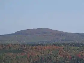 Le mont Dostie vu de la route 204 près de Frontenac.