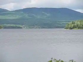 Vue du mont Flat Top au point d'accès du lac aux Araignées sur la route 161.