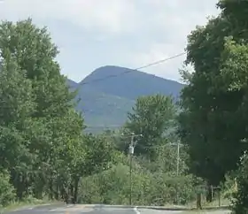 Le mont Glen vu de la route 243 vers l'est.