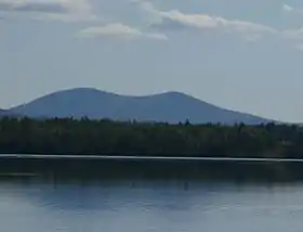 Vue du mont Saddle depuis le lac aux Araignées.