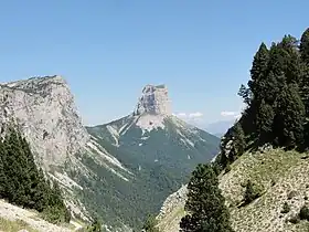 Vue du mont Aiguille depuis le pas de l'Aiguille.
