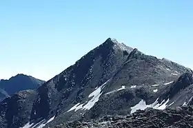Vue du sommet double du mont Aiguillette depuis le Pain de Sucre.
