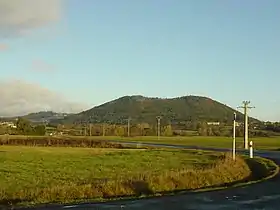 Le mont Bar et le village d'Allègre (à gauche).